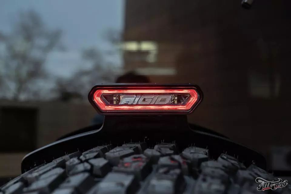 Jeep Rubicon. Светодиодная балка Rigid Adapt 50, светодиодные кольца в фарах, окрас текстурного пластика, оклейка кузова в полиуретан и красные ремни безопасности!